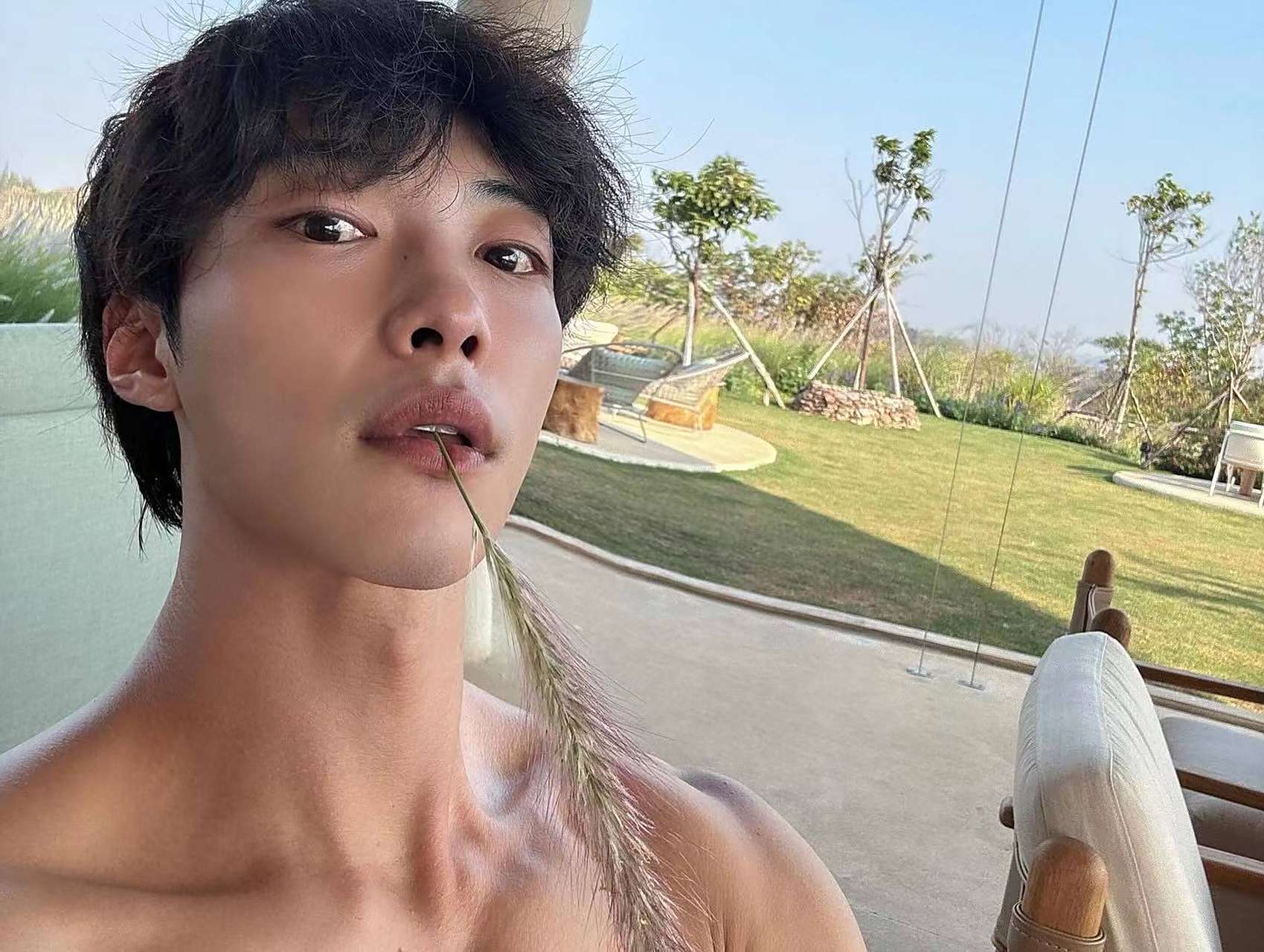 韩国男演员禹棹奂分享泰国度假照,皮肤已经晒成小麦色,与以往的"小