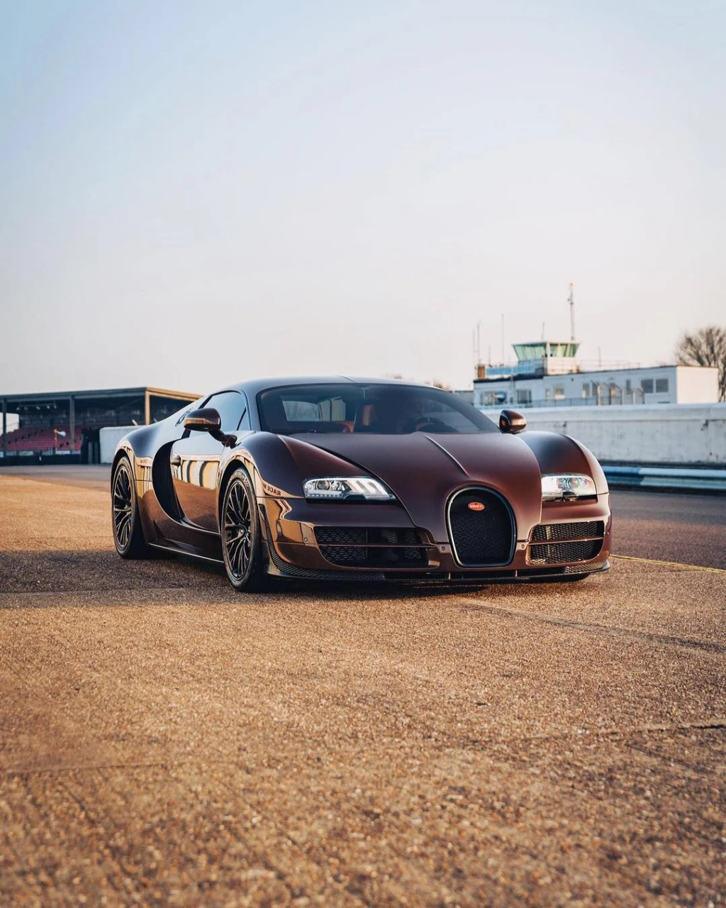 布加迪威龙,一款拥有超强性能的豪车 当我第一次看到布加迪威龙的照片