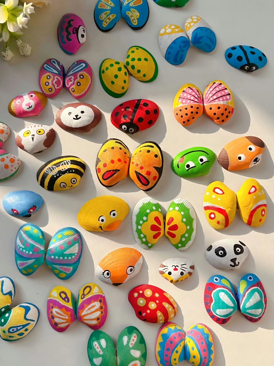 吃完的花蛤壳不要扔,留着带娃做手工吧 我和孩子一下午的成果,孩子可