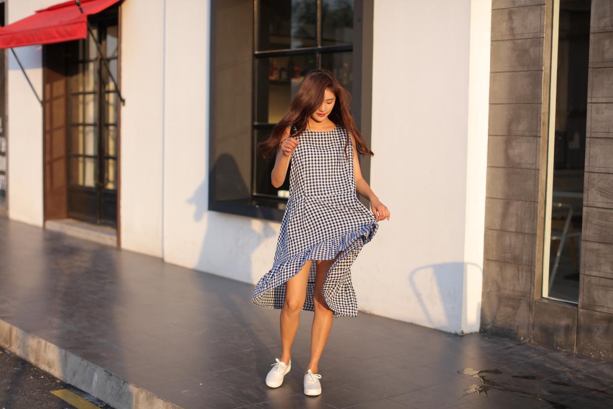 章若楠惊艳写真凉拖 热裤裙装街拍,妆容清淡初恋感十足