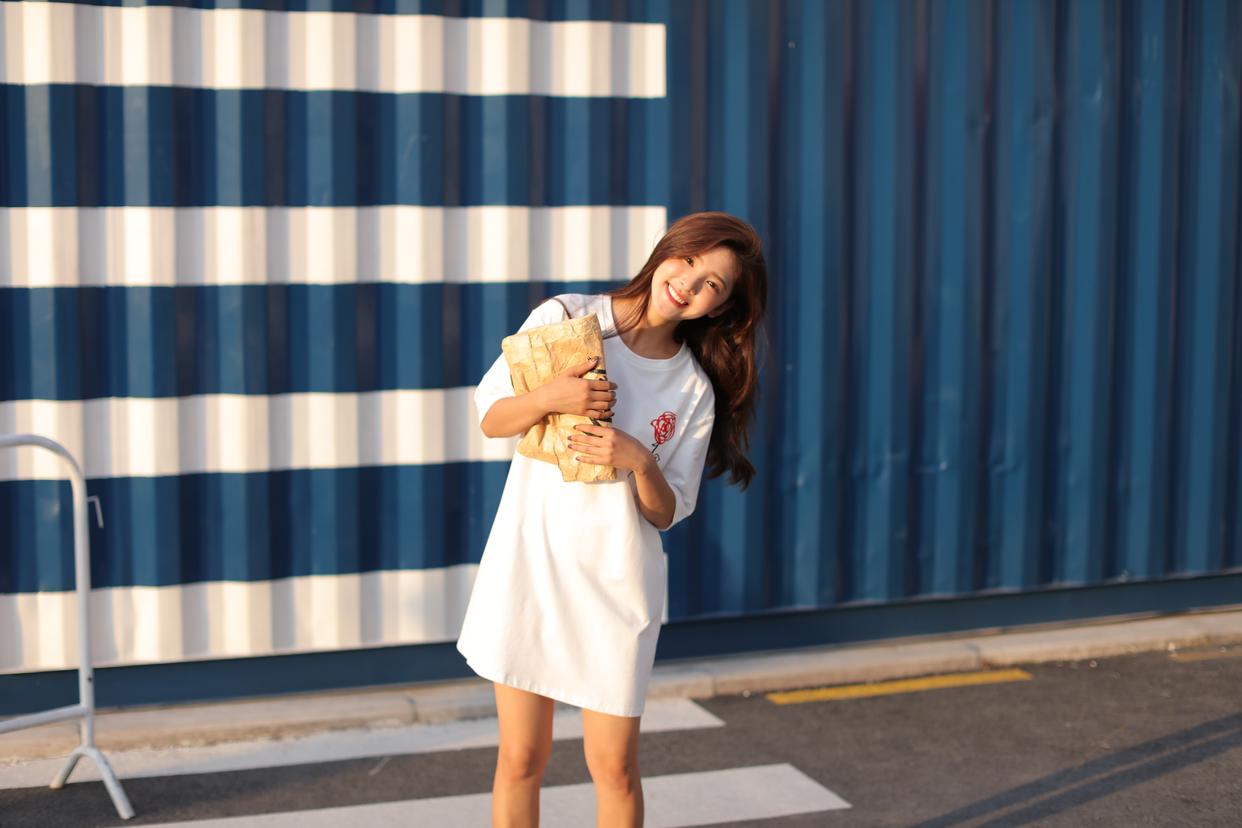 章若楠惊艳写真凉拖 热裤裙装街拍,妆容清淡初恋感十足