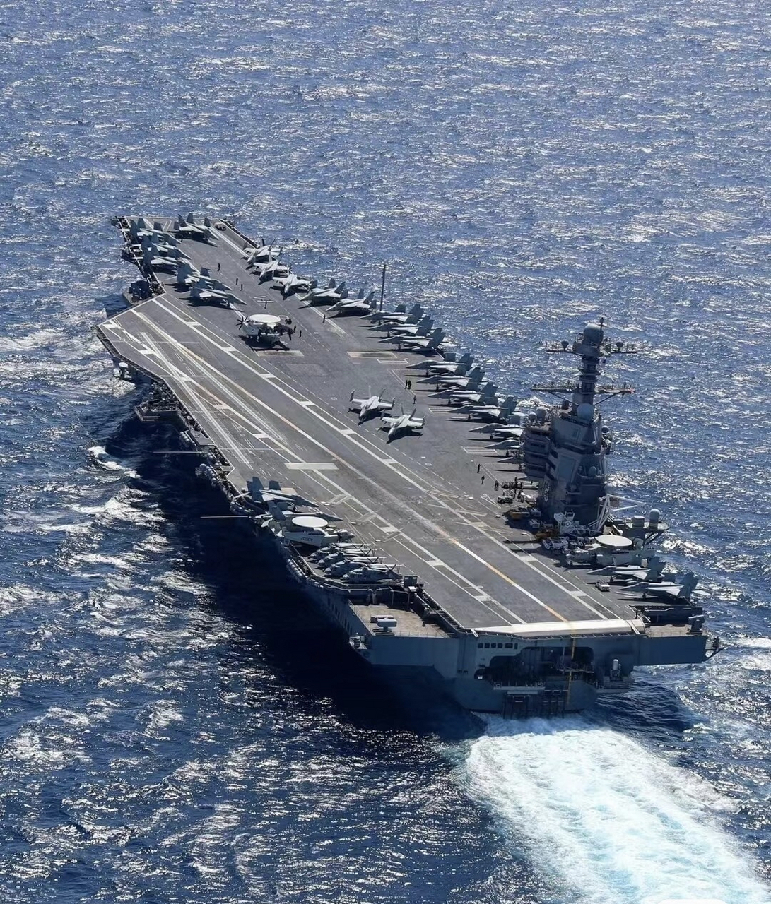 美国海军福特级航母航行中的高清照片 (高清,很难得的照片)#2月图文