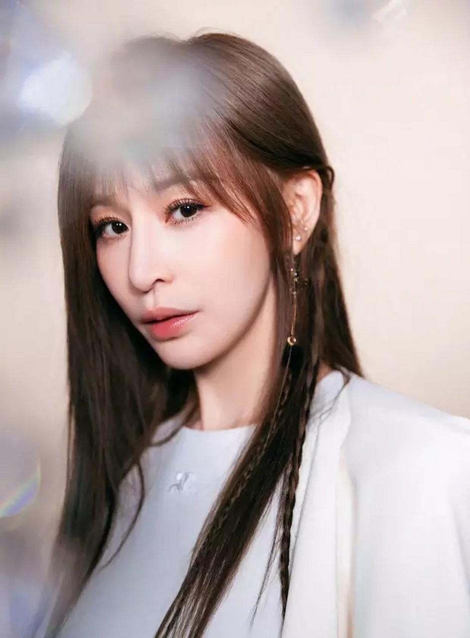 王心凌白衣裙装造型,永远都喜欢左半边脸拍照,发型也是一成不变,不过