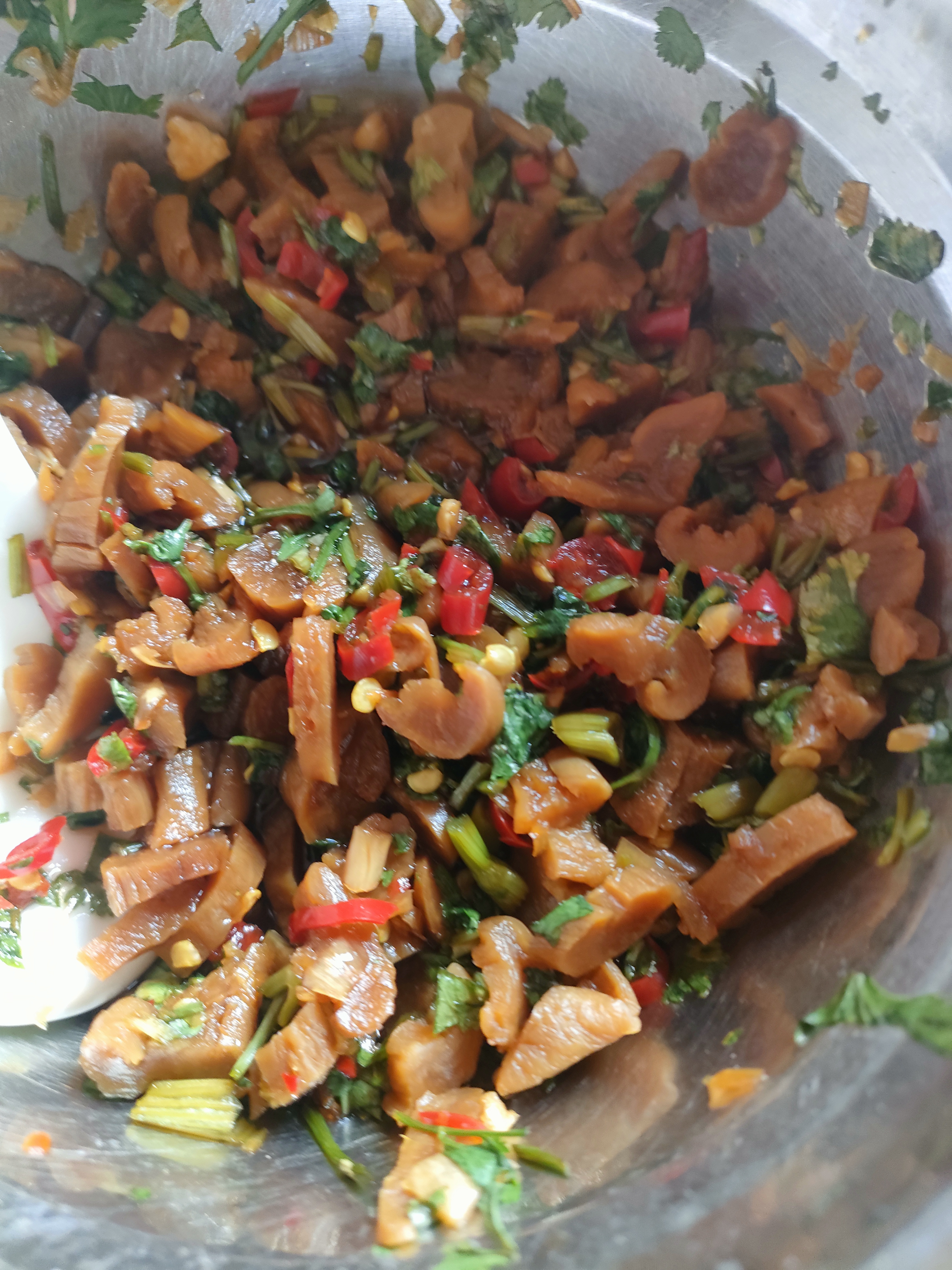 广西农村新年美食丰富而简单,有柠檬凤爪和腌萝卜作为前菜,酸甜可口