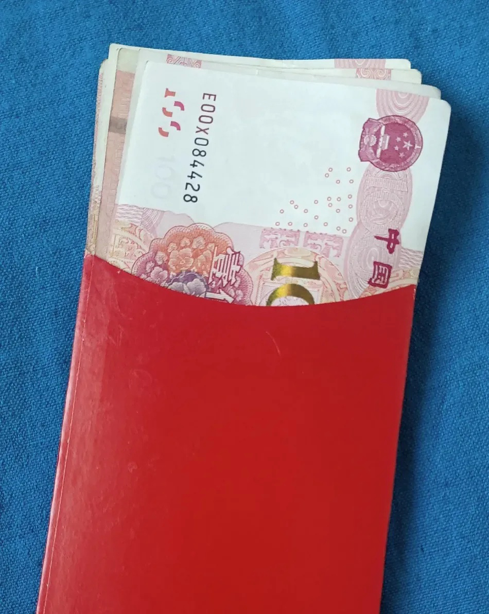 按照我们当地的习惯,像这种情况,是不会回侄女婿红包的