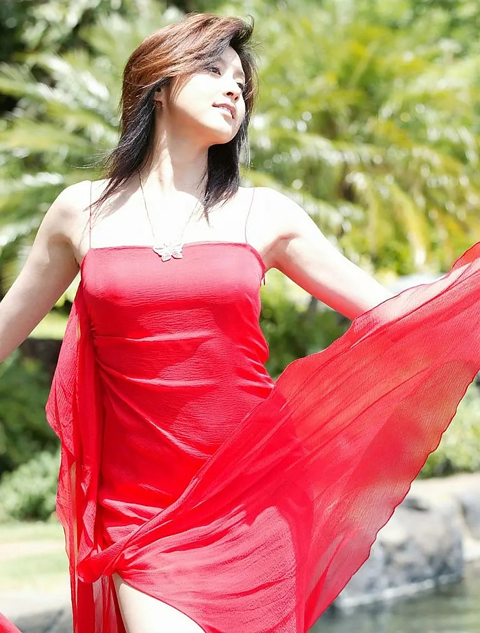 一袭红衣的藤原纪香风姿绰约