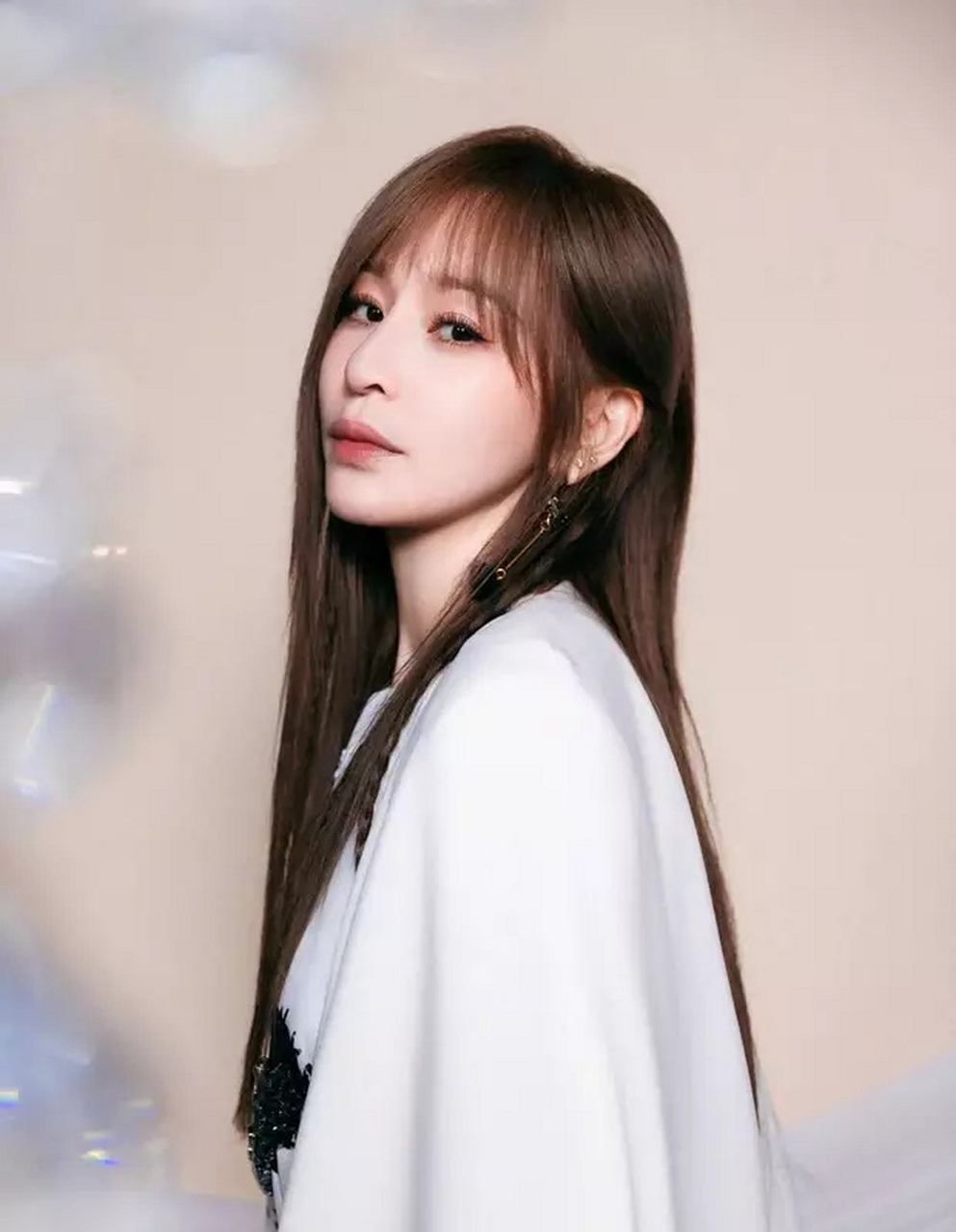 王心凌白衣裙装造型,永远都喜欢左半边脸拍照,发型也是一成不变,不过