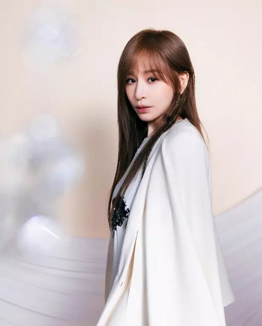 王心凌白衣裙装造型,永远都喜欢左半边脸拍照,发型也是一成不变,不过
