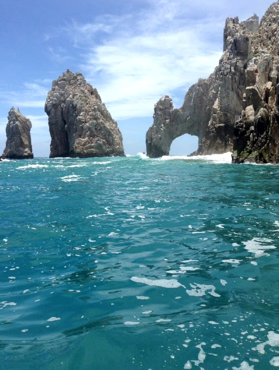 一组海中礁石的风景照片,展现了蔚蓝海岸的景色,画面