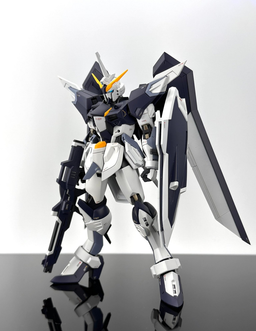 模型欣赏:机动战士高达seed freedom hg 不朽正义高达,采用了蓝白配色