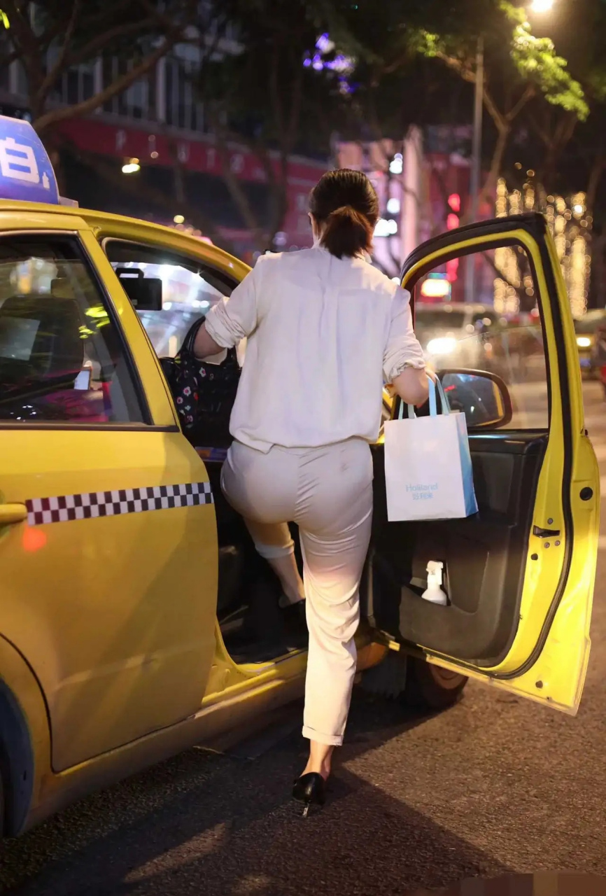 街头乘出租车的女子