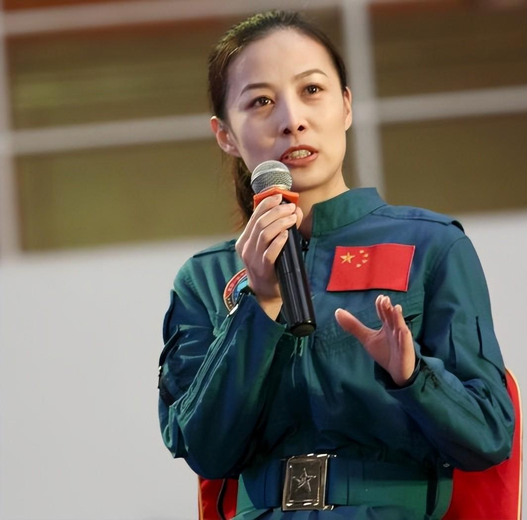 17岁的王亚平收到母亲捎来的一封信,信中提到空军学院来烟台招飞行员