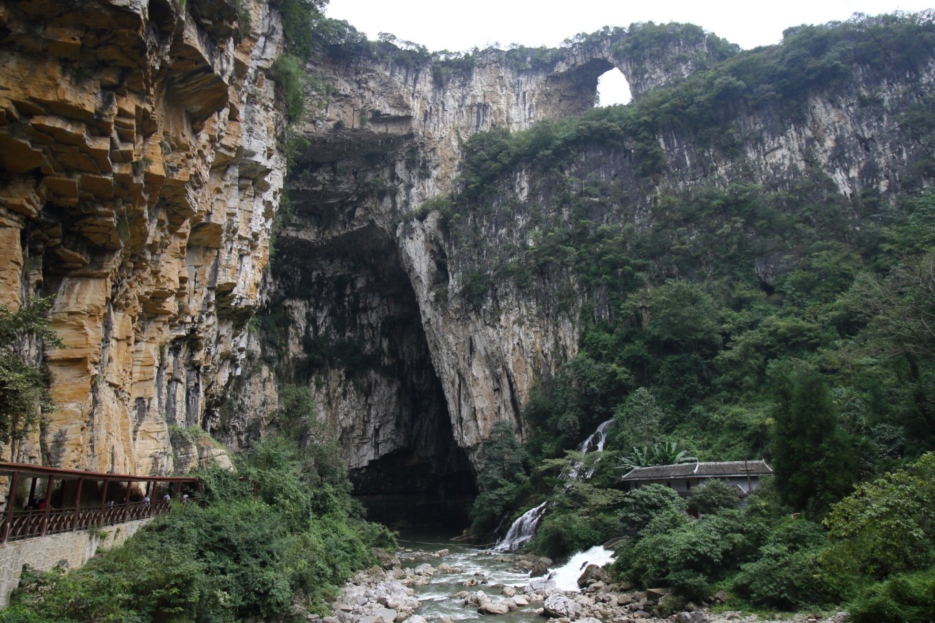 贵州织金有一个大峡谷,天窗天坑密布,风景不输重庆武隆天坑