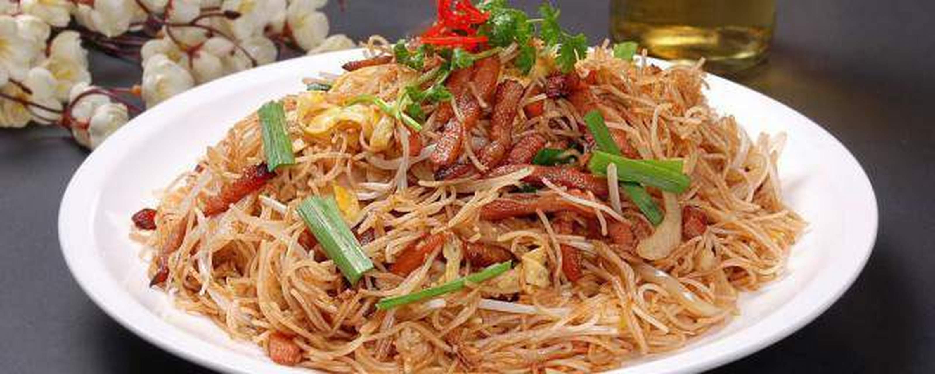 炒米线是云南受欢迎的小吃,通过掌握泡发和炒制步骤,可轻松制作.