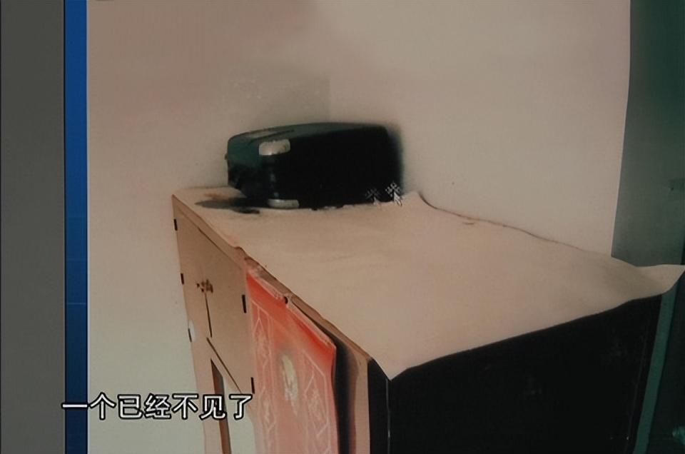 结合手提包和存折还在家里,警方推断乔丽失踪前至少是回过家里的,但是