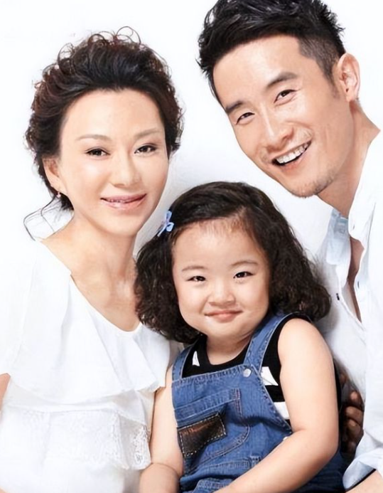 苗乙乙与奇道结婚曾出演金婚如今转战幕后生活幸福