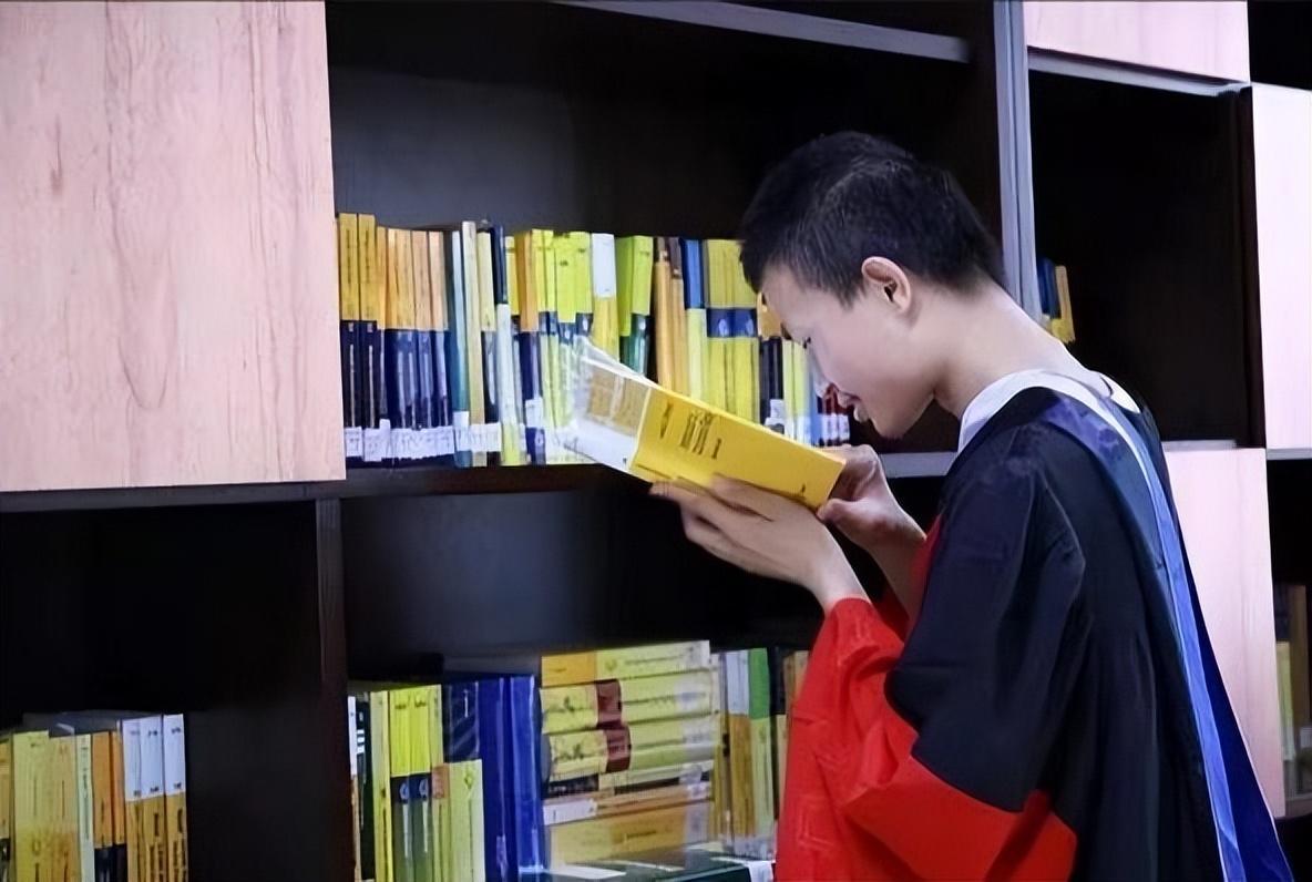 回顾"北大韦神"春运回家,背大包小包候车,"邋遢"造型引热议