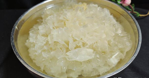 菠菜拌银耳:春天吃堪比"肠道清道者"!每天来一盘,轻松过春天