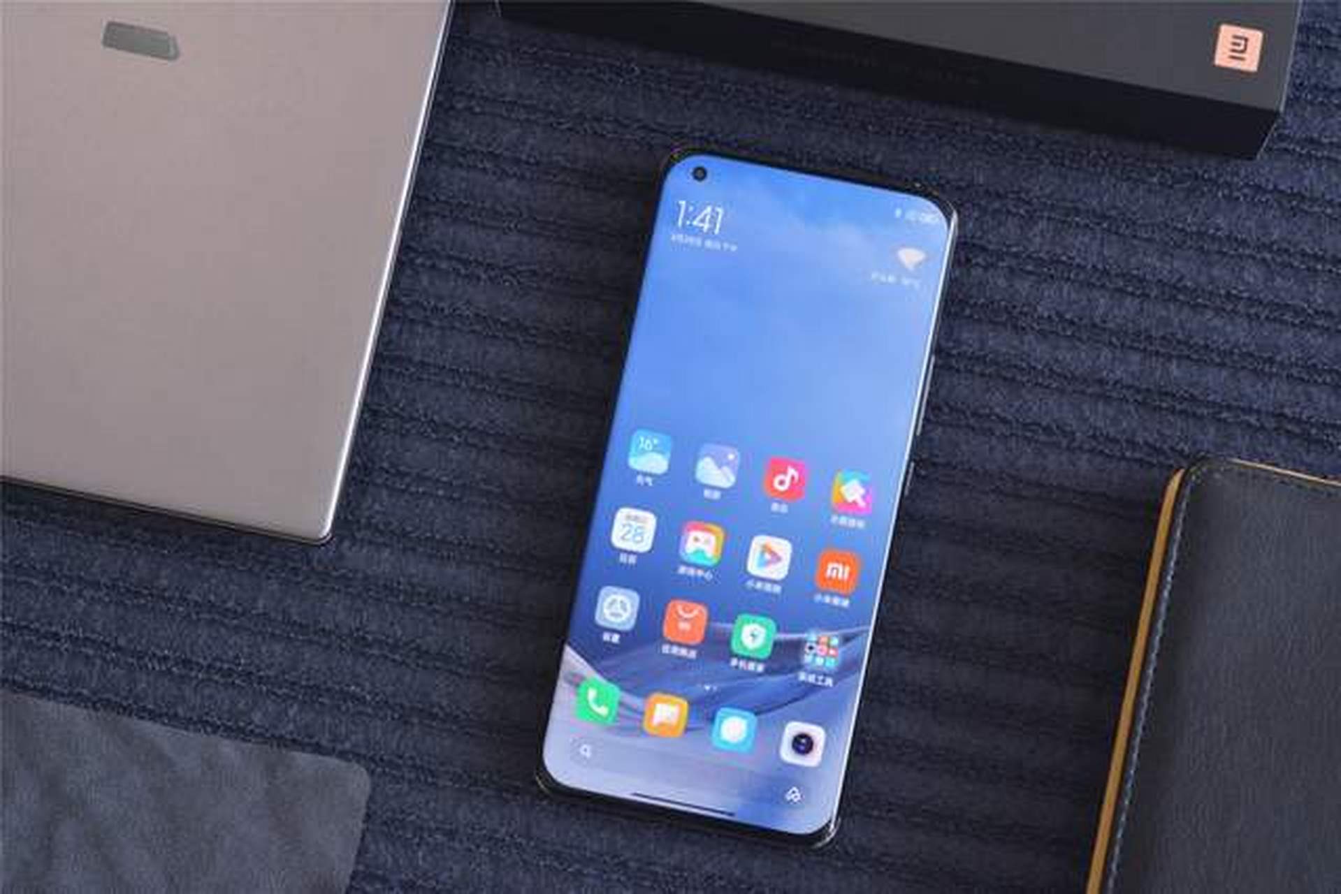 预算不高但喜欢旗舰手机的人可以考虑小米11,目前是便宜的骁龙888旗舰