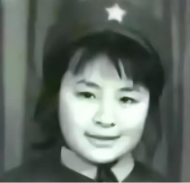 老山前线因违纪复员的女兵,20年后,用玫瑰插满麻栗坡烈士陵园