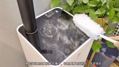它采用的是静电吸附原理,轻轻一扫就能将灰尘吸附在上面,不会尘土飞扬