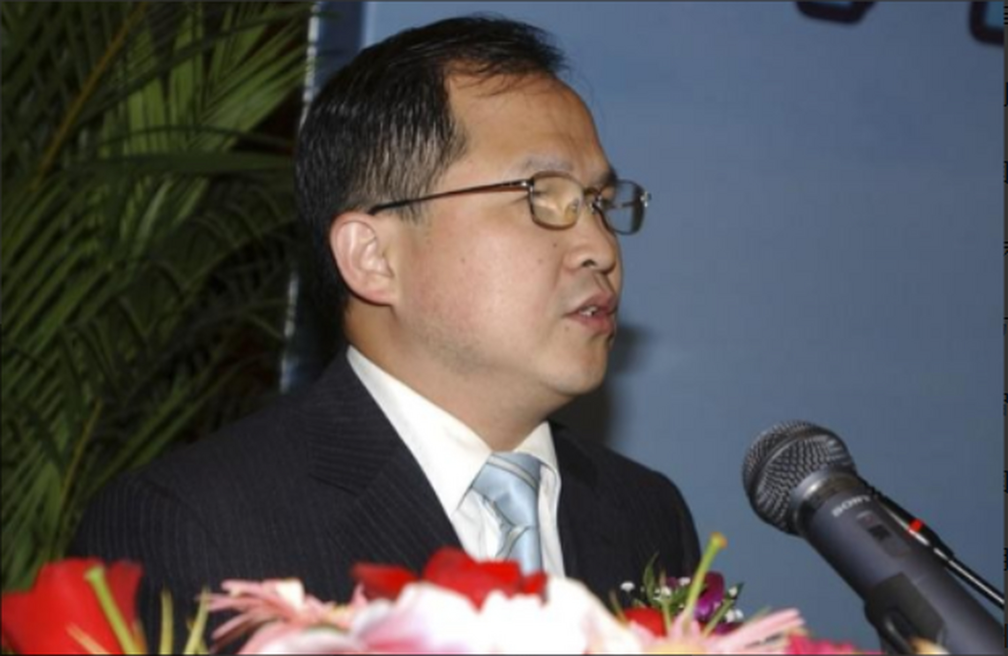 中国教授胡伟因其在中美关系上的言论引发广泛争议.