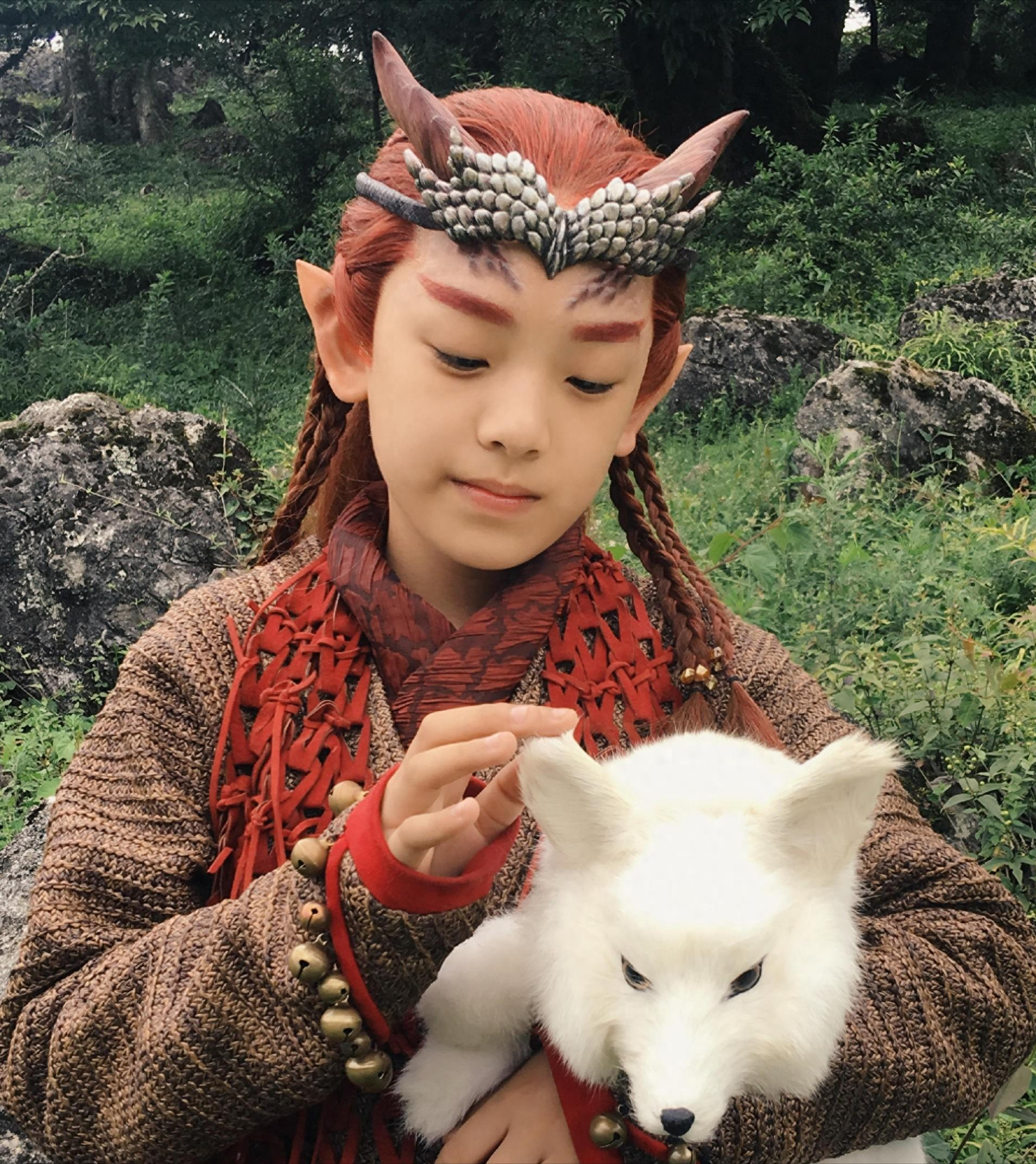 异域的长相,水汪汪的大眼睛,清澈的歌声,让阿尔法一跃成为当红的"童星