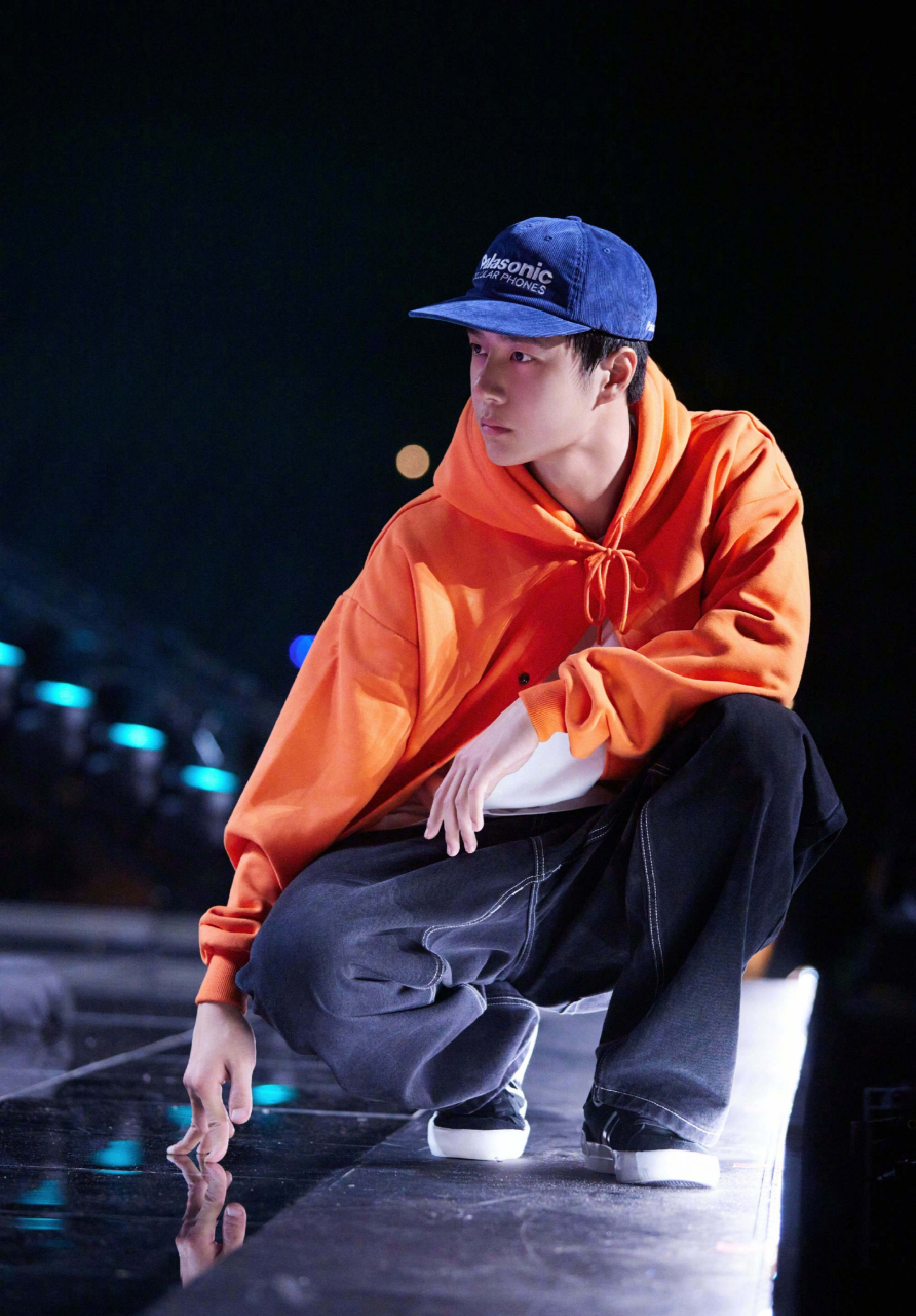 近日,有网友称王一博现身横店,随后王一博粉丝对接号发文辟谣:"不在!