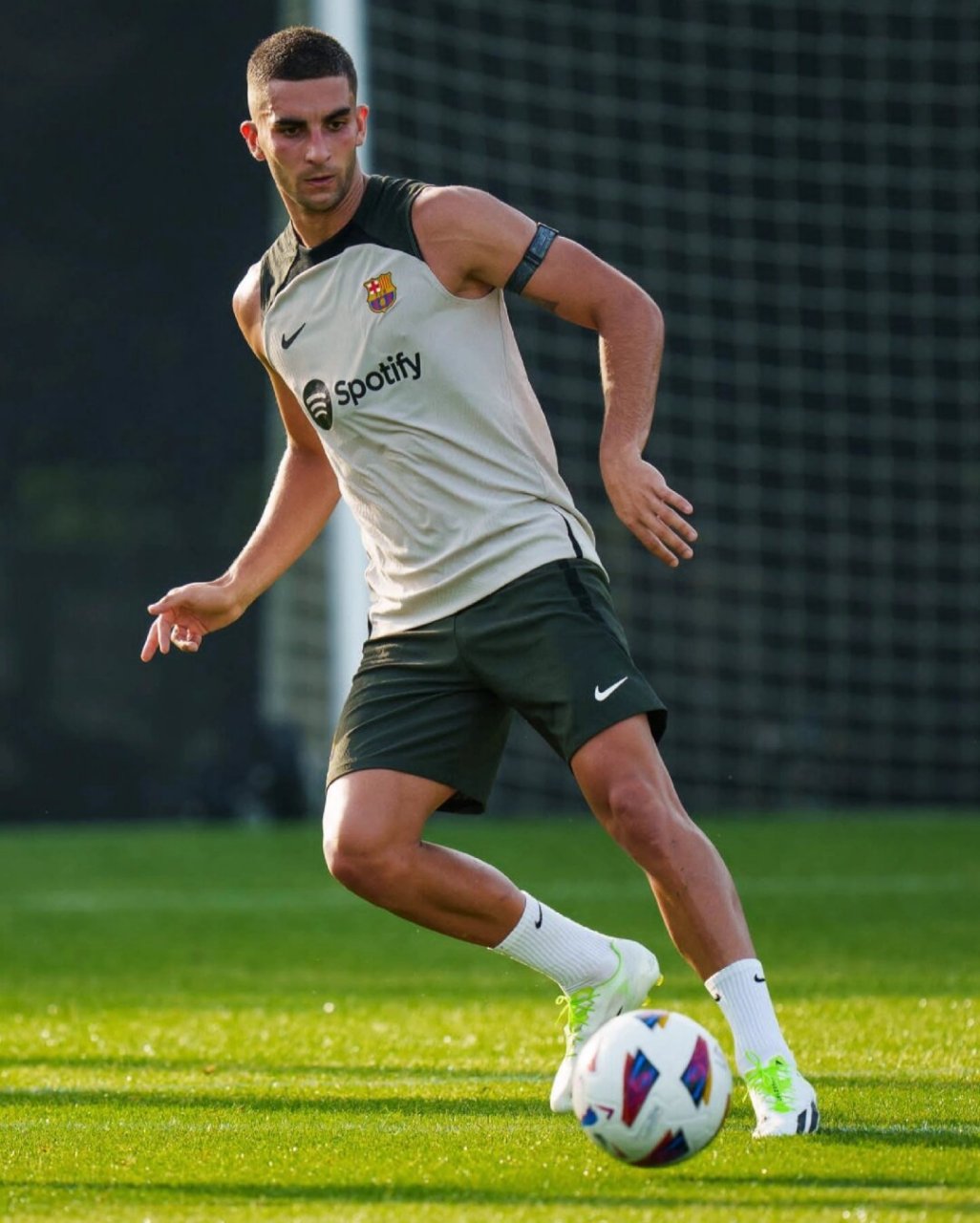 足坛性感男人——西班牙费兰托雷斯  9798【00后费兰·托雷斯