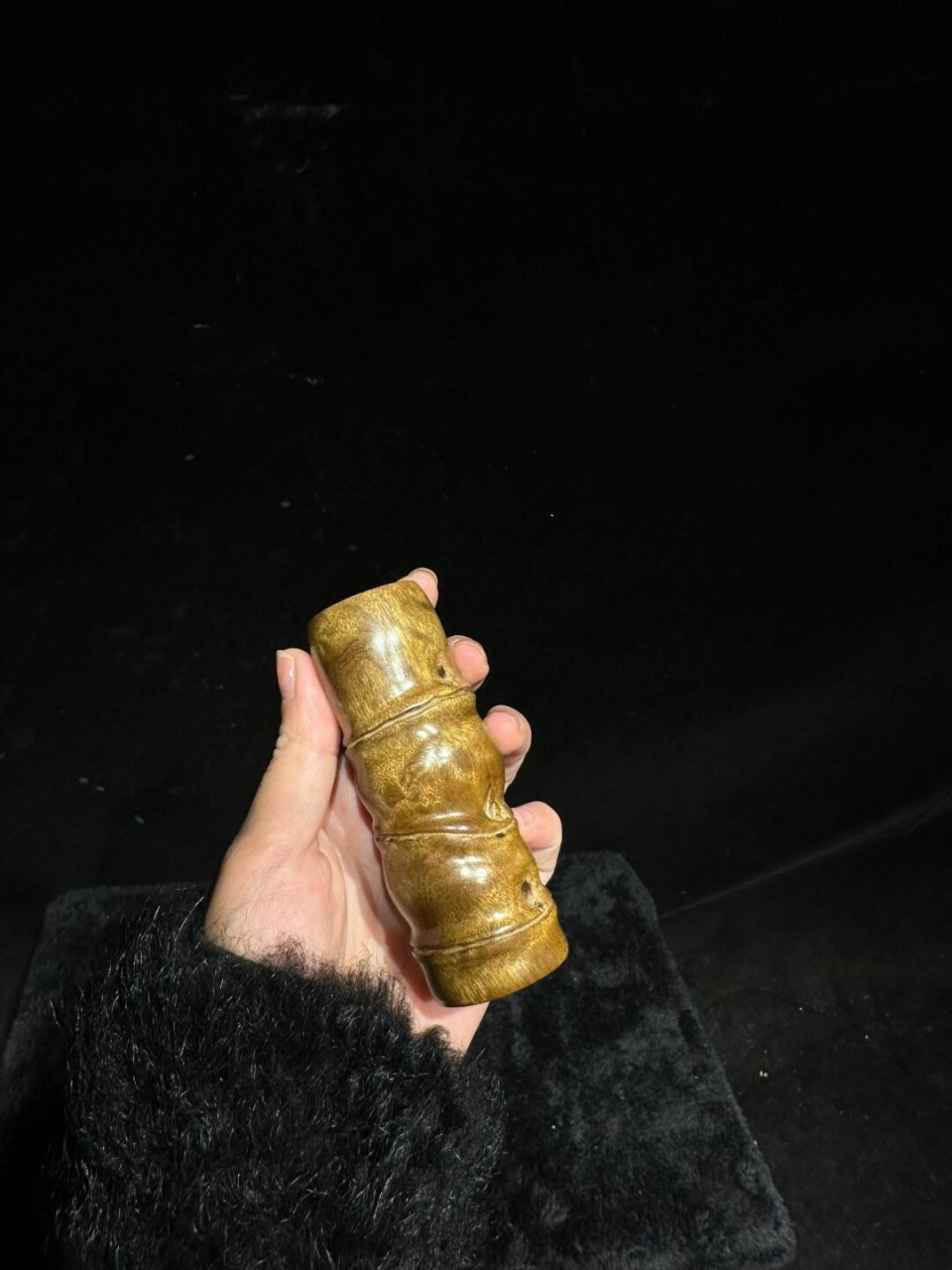 02当我第一次看到这款手工打造的竹节手把件时,简直被它的美丽深深