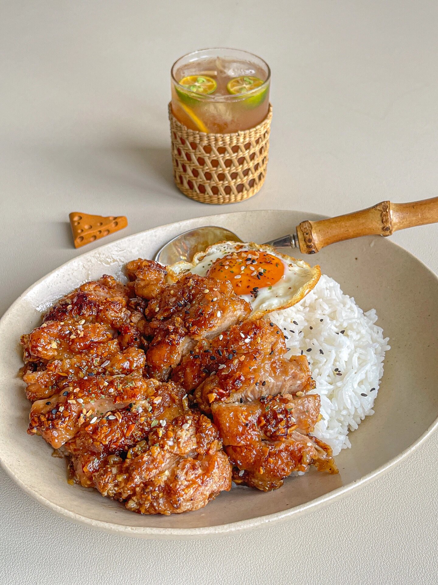 一人食外脆里嫩的蒜香黄油脆皮鸡排盖饭