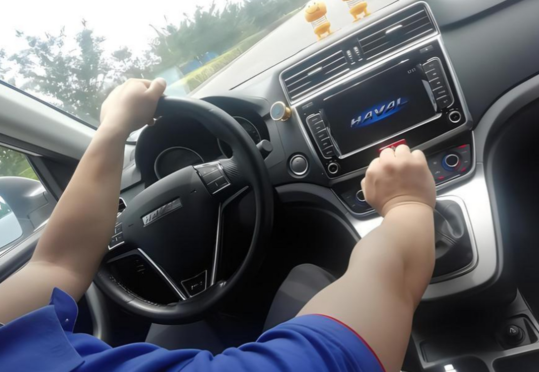 🚗你有没有注意过,身边的老司机们总喜欢单手开车?