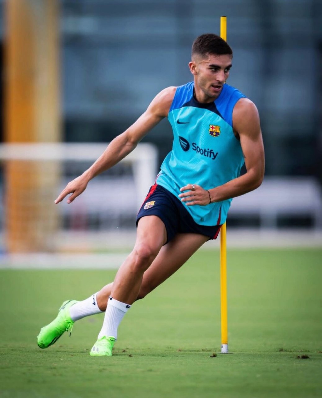 足坛性感男人——西班牙费兰托雷斯  9798【00后费兰·托雷斯