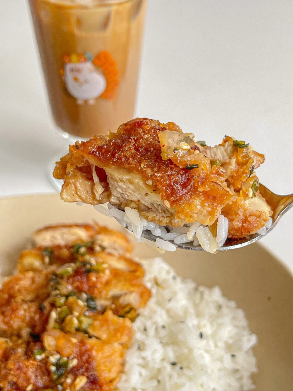 今天我要分享一道让家属爱不释口的双椒脆皮葱油鸡腿盖饭🍗.