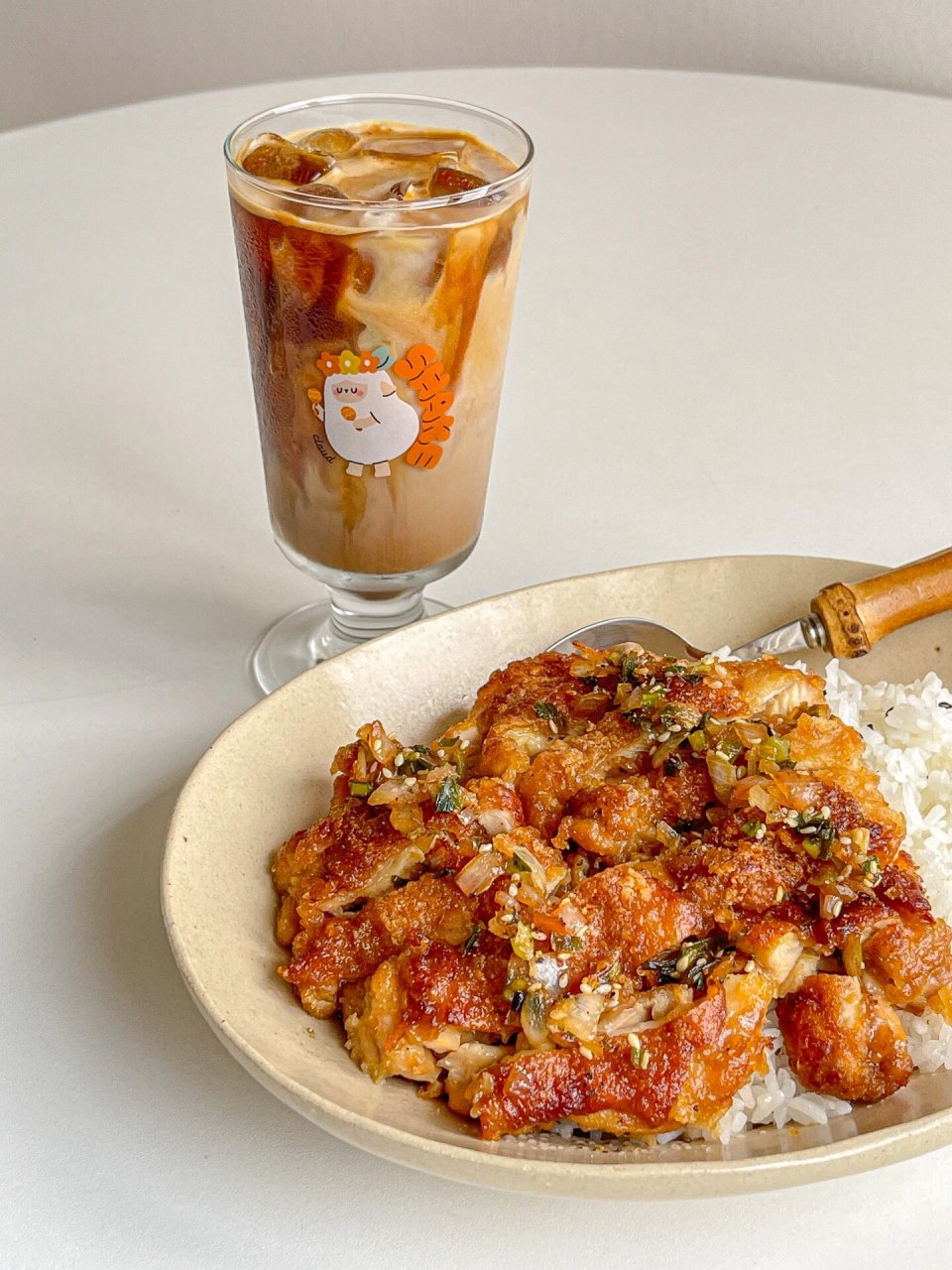 今天我要分享一道让家属爱不释口的双椒脆皮葱油鸡腿盖饭🍗.