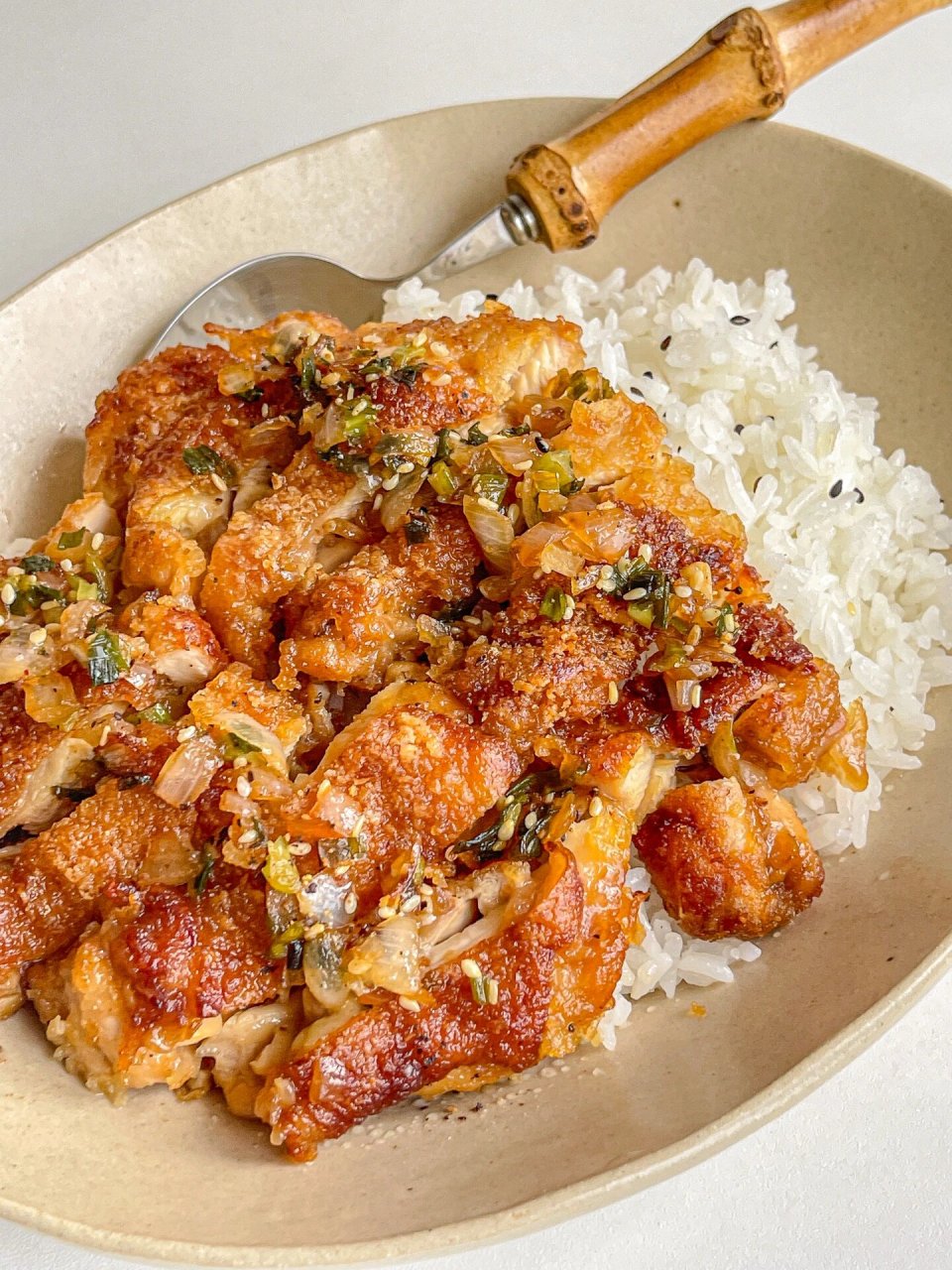 今天我要分享一道让家属爱不释口的双椒脆皮葱油鸡腿盖饭🍗.