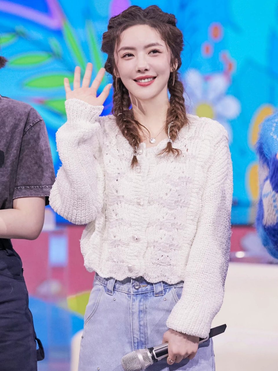 蔡文静你好星期六造型,白色针织配浅色牛仔  我在看《你好星期六》的