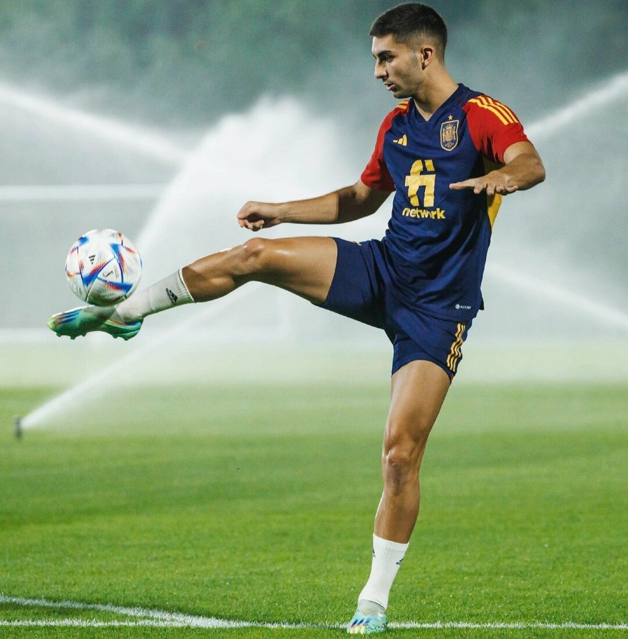 足坛性感男人——西班牙费兰托雷斯  9798【00后费兰·托雷斯