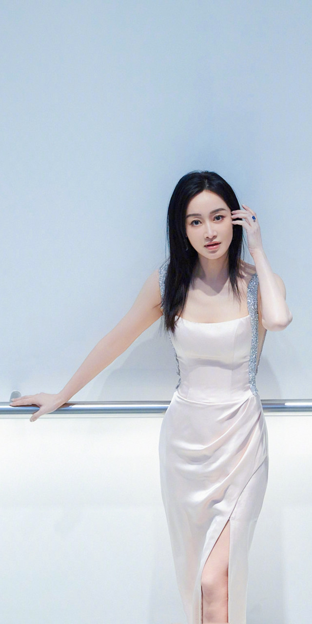 赵子琪壁纸:简约长裙好身材 #赵子琪