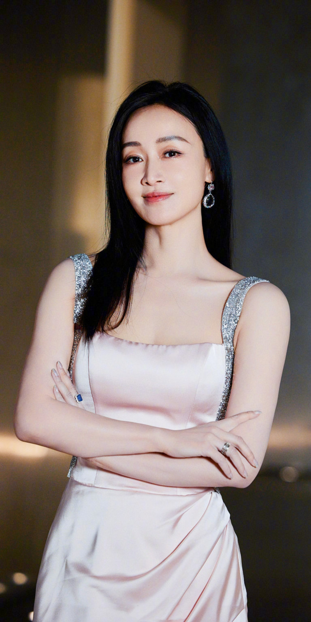 赵子琪壁纸:简约长裙好身材 #赵子琪