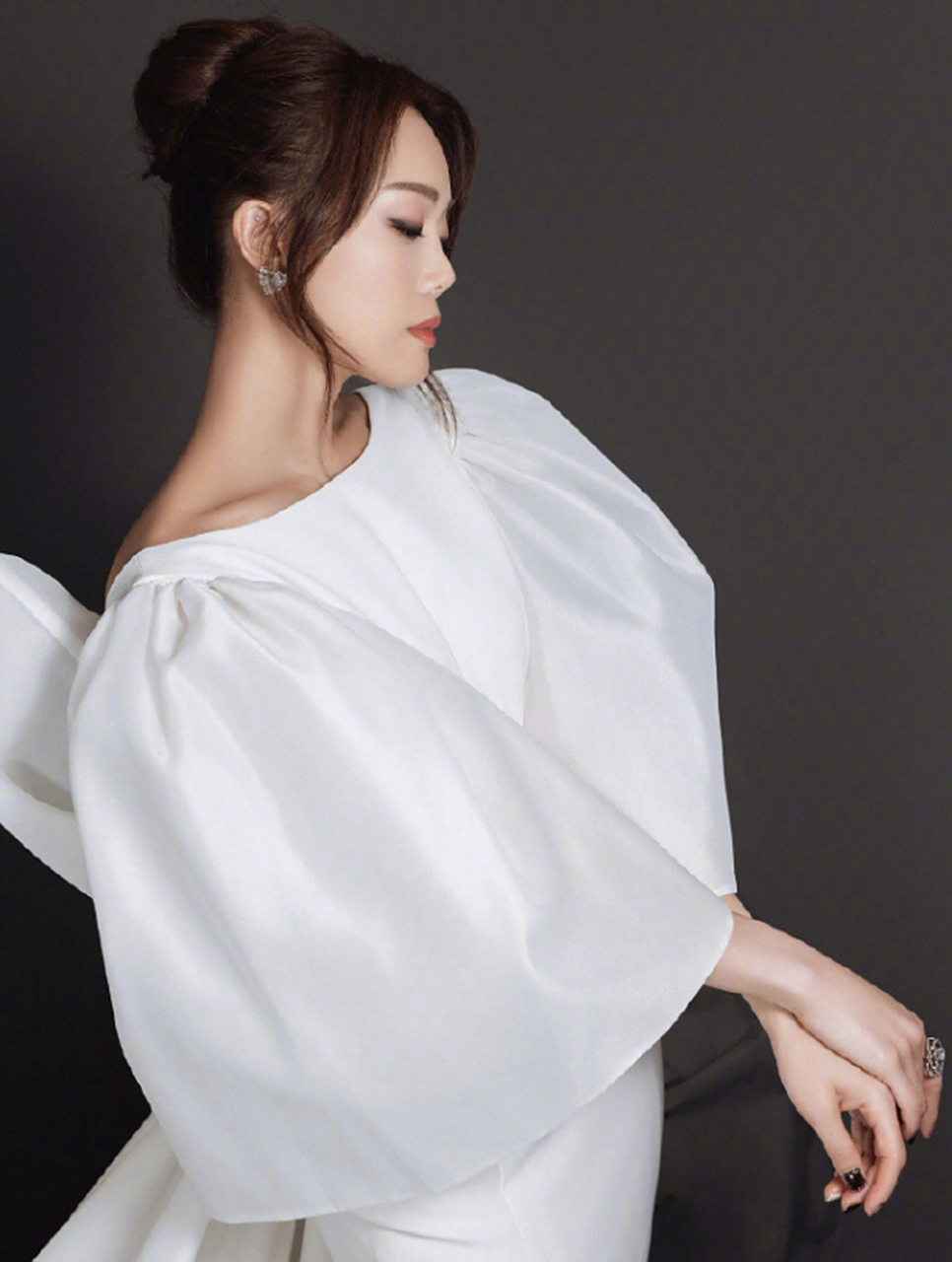 容祖儿的开工照,白色挺适合她!
