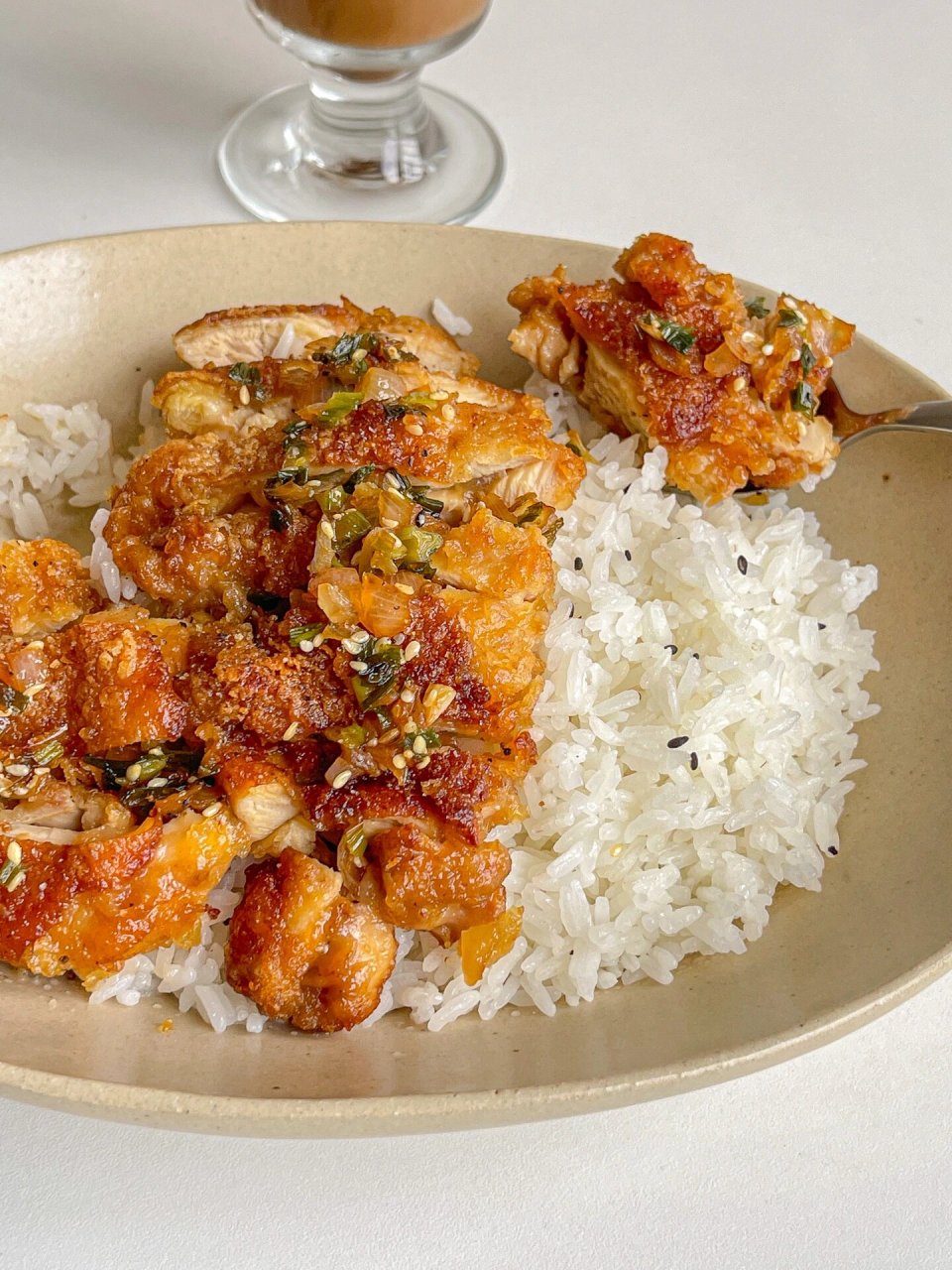 今天我要分享一道让家属爱不释口的双椒脆皮葱油鸡腿盖饭🍗.