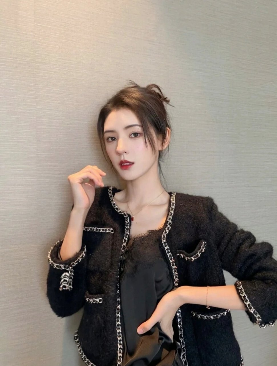 张予曦私服,小香风外套好看的  我一直都很欣赏张予曦的穿搭风格,她总