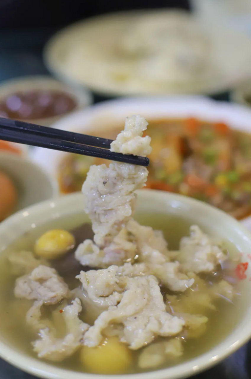 粉鸡是阜阳的特色美食,可以做汤或者油炸.