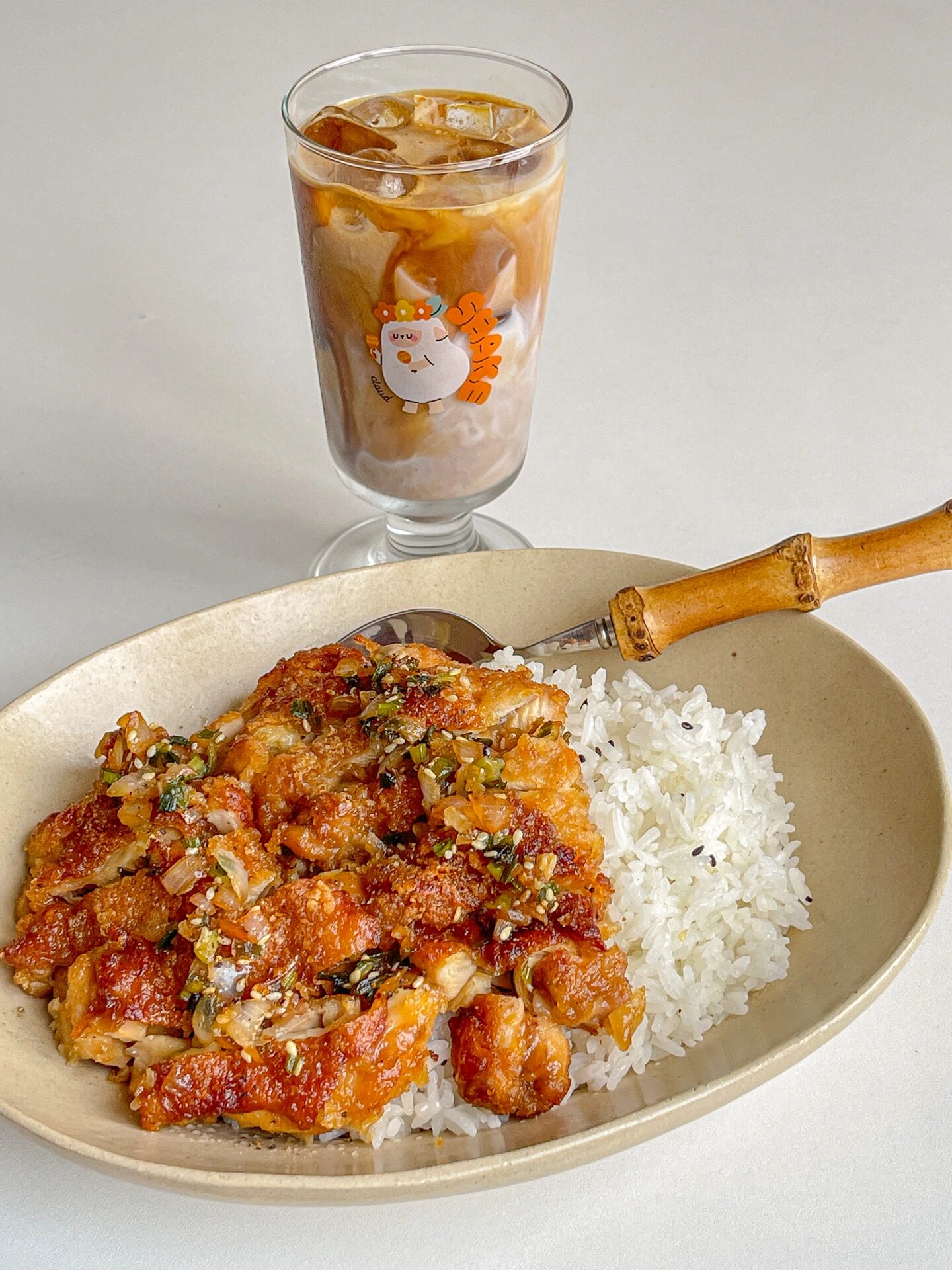 首先,准备好食材:两个鸡腿