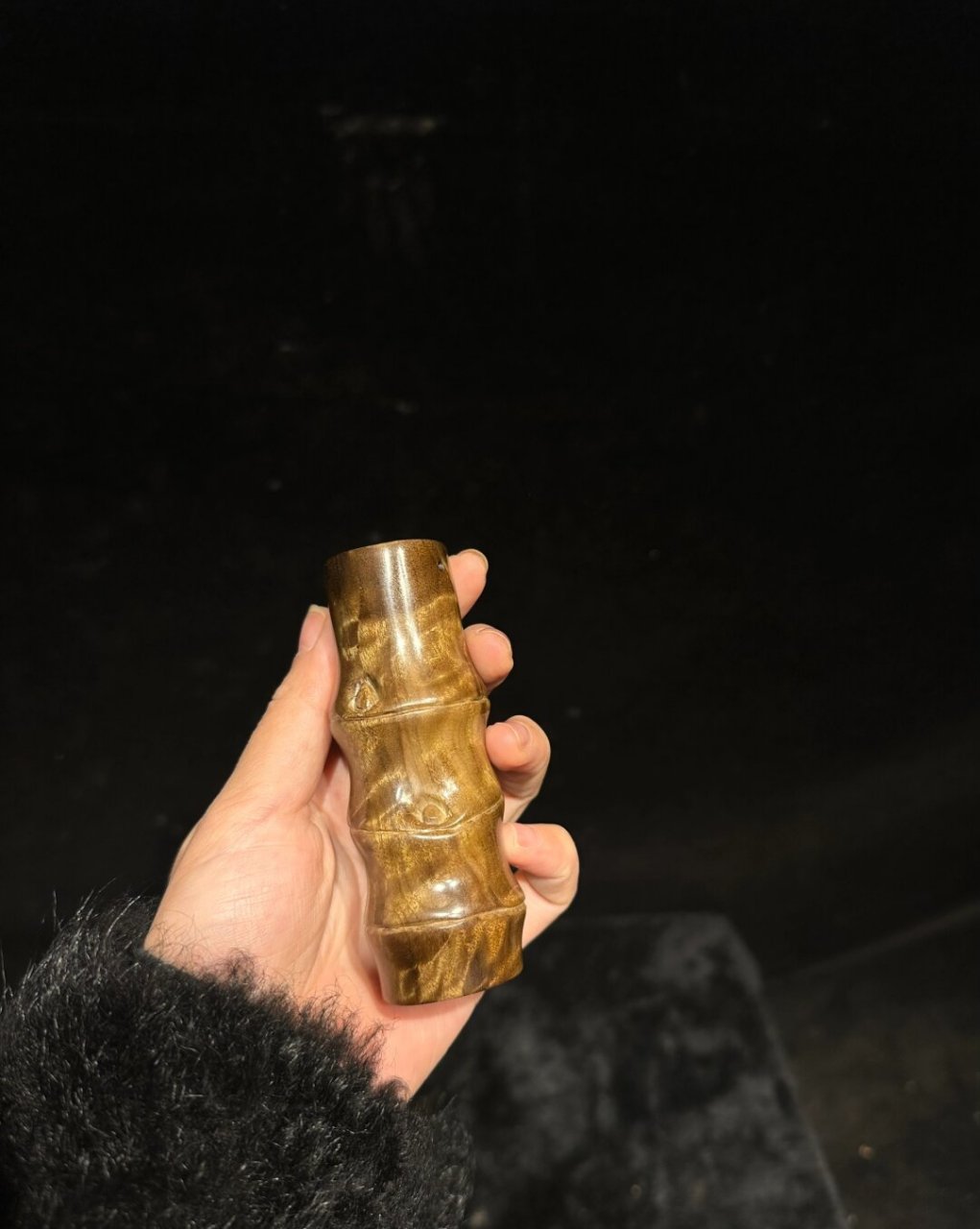 02当我第一次看到这款手工打造的竹节手把件时,简直被它的美丽深深