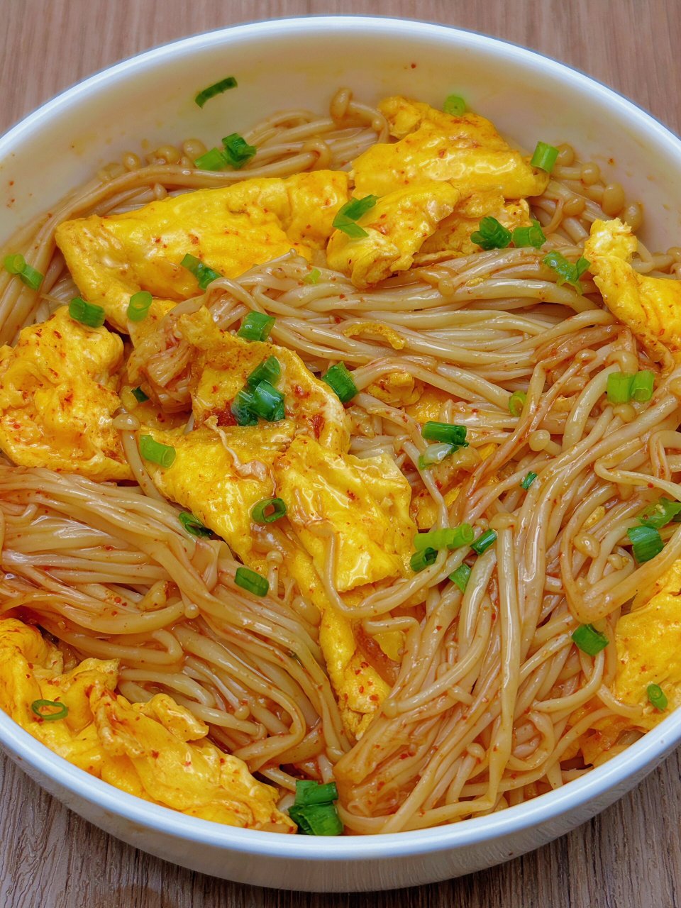 金针菇炒鸡蛋,滑嫩爽口,让你一吃就爱上!