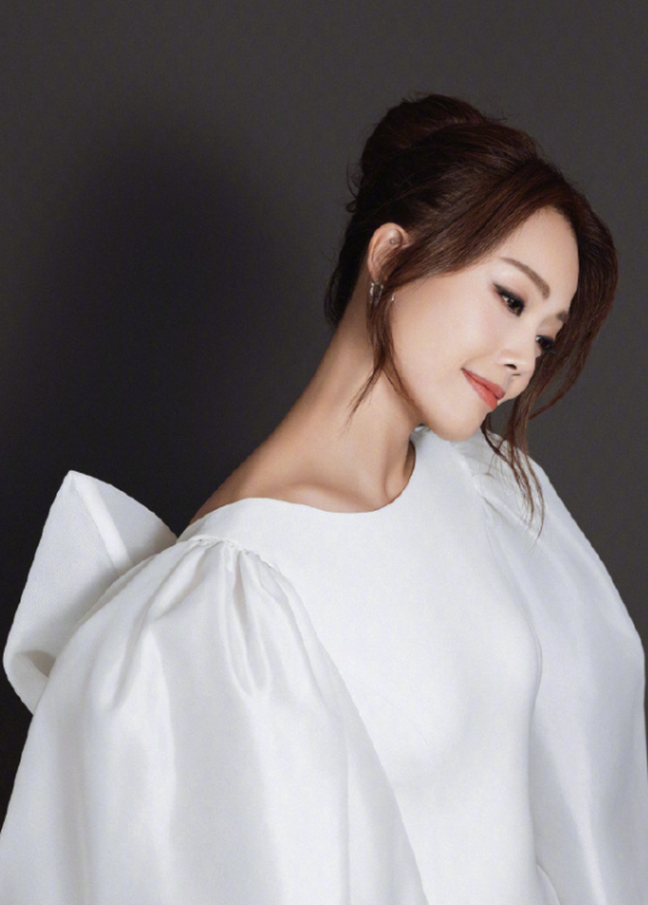 容祖儿的开工照,白色挺适合她!