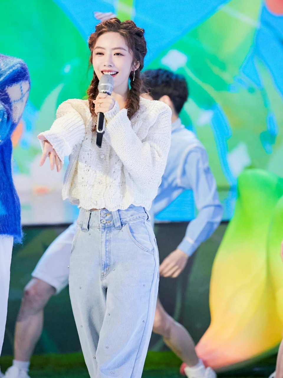 蔡文静你好星期六造型,白色针织配浅色牛仔  我在看《你好星期六》的