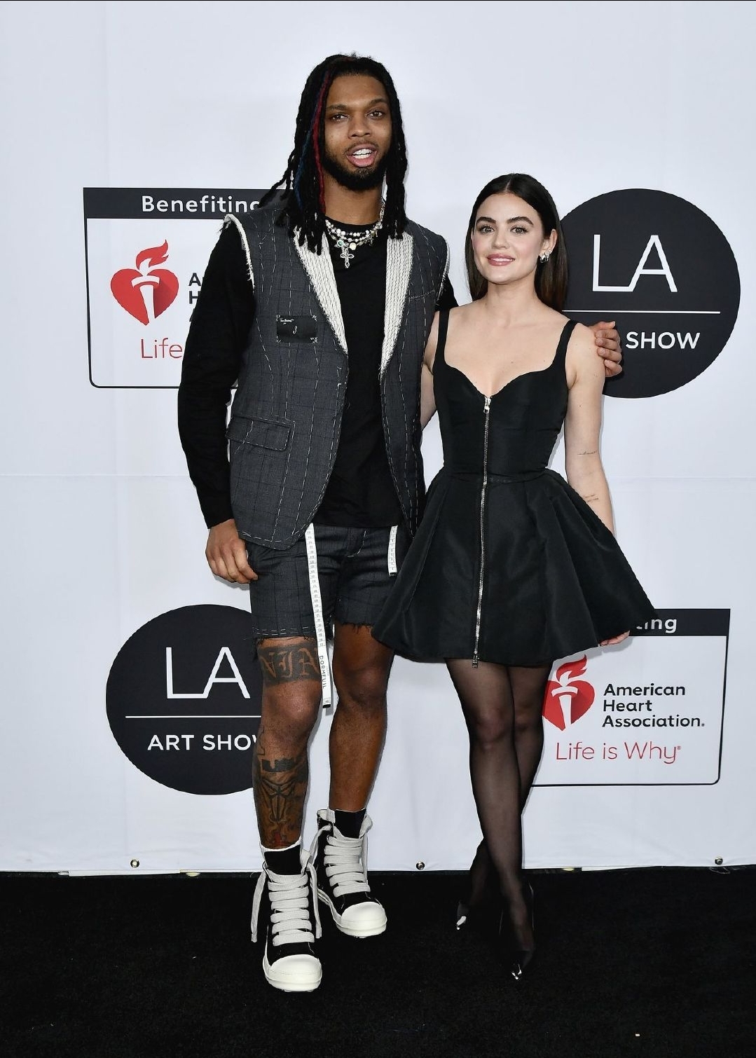 露西·海尔(lucy hale)在洛杉矶艺术展开幕之夜派对上